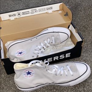 Men’s light grey converse
